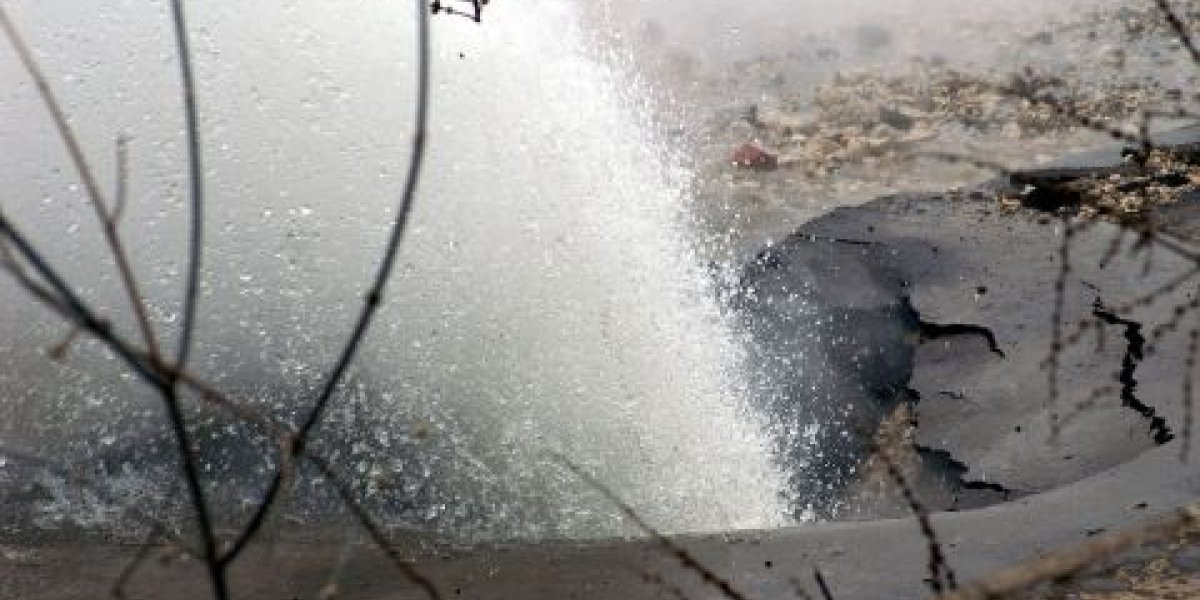 Дорогу во Владивостоке затопило в крещенский мороз