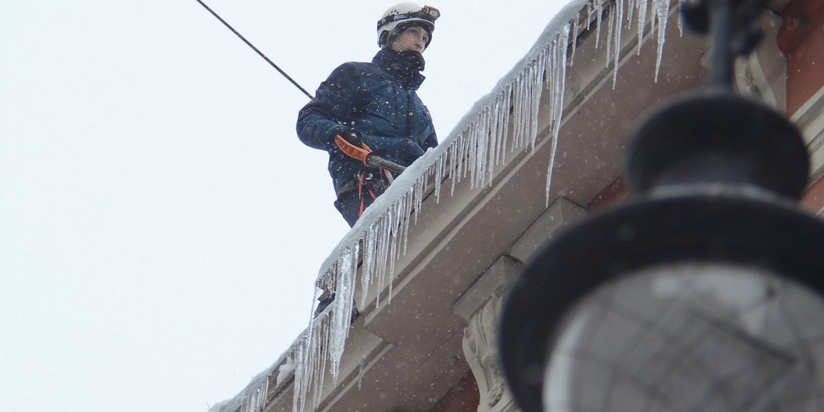 Как отсудить у УК до 1 млн рублей за падение сосульки на машину