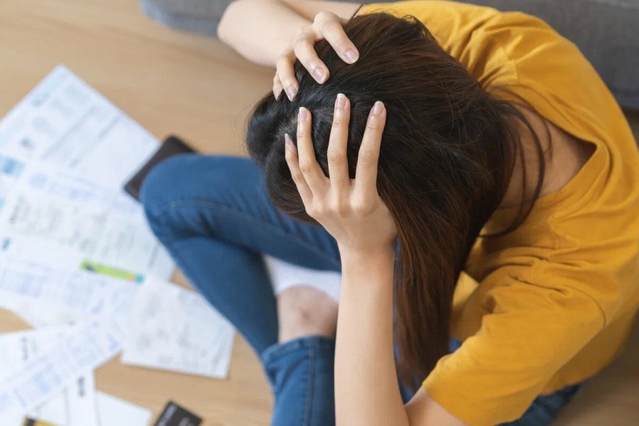 После смены номера телефона учитель стала нищей: Всю зарплату забирает банк