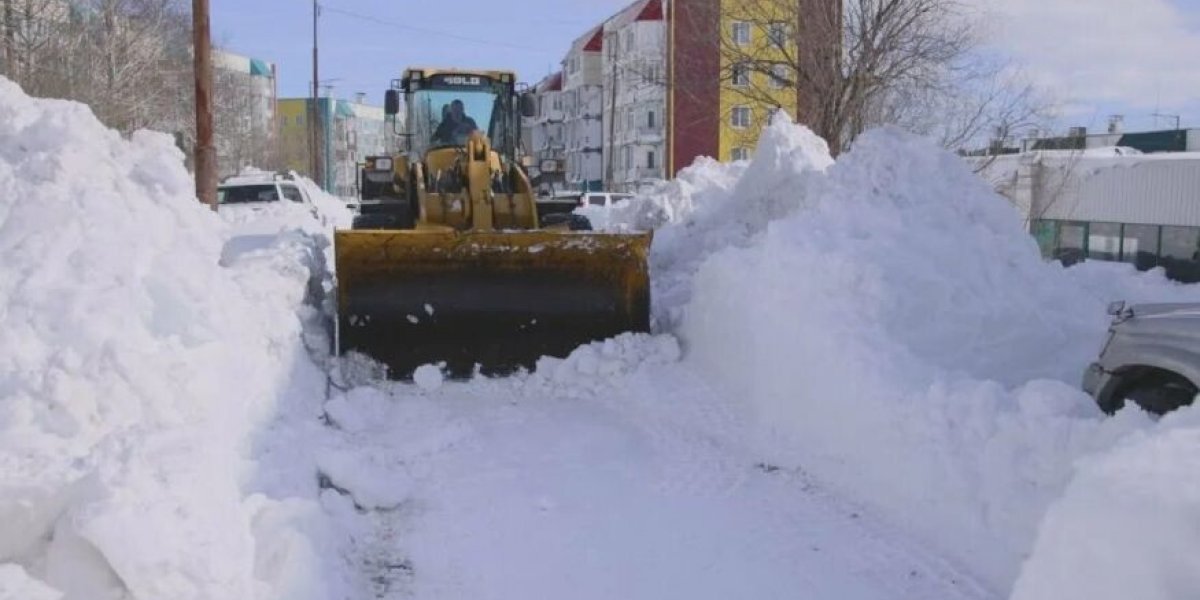 Камчатка в снежном плену. Жители по 3 дня копают машины лопатами — губернатор просит Москву о спасении