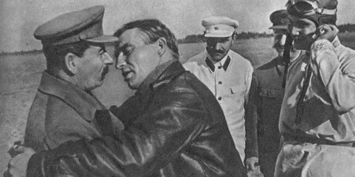 &laquo;Язык не поворачивается называть тебя на &laquo;вы&raquo;. Как отреагировал Сталин на дерзость Чкалова