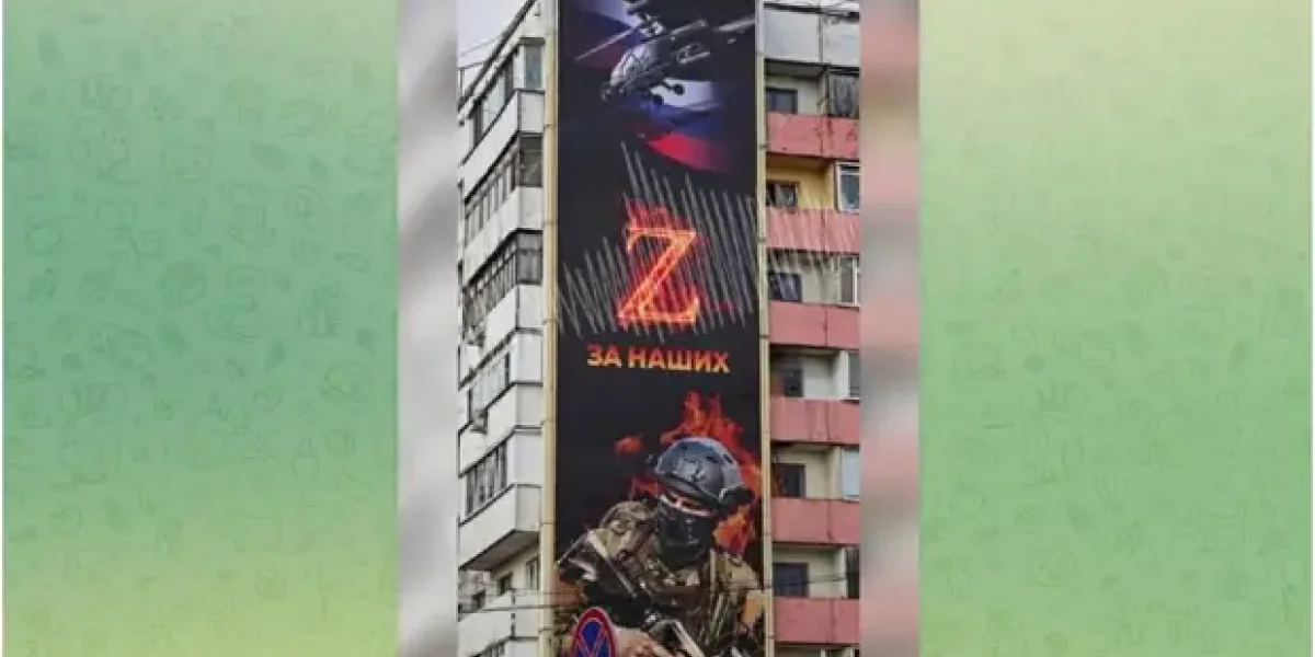 Войска НАТО с автоматами М-16 и вертолеты США Apache увидели на "Красной площади". Разместились за Спасской башней