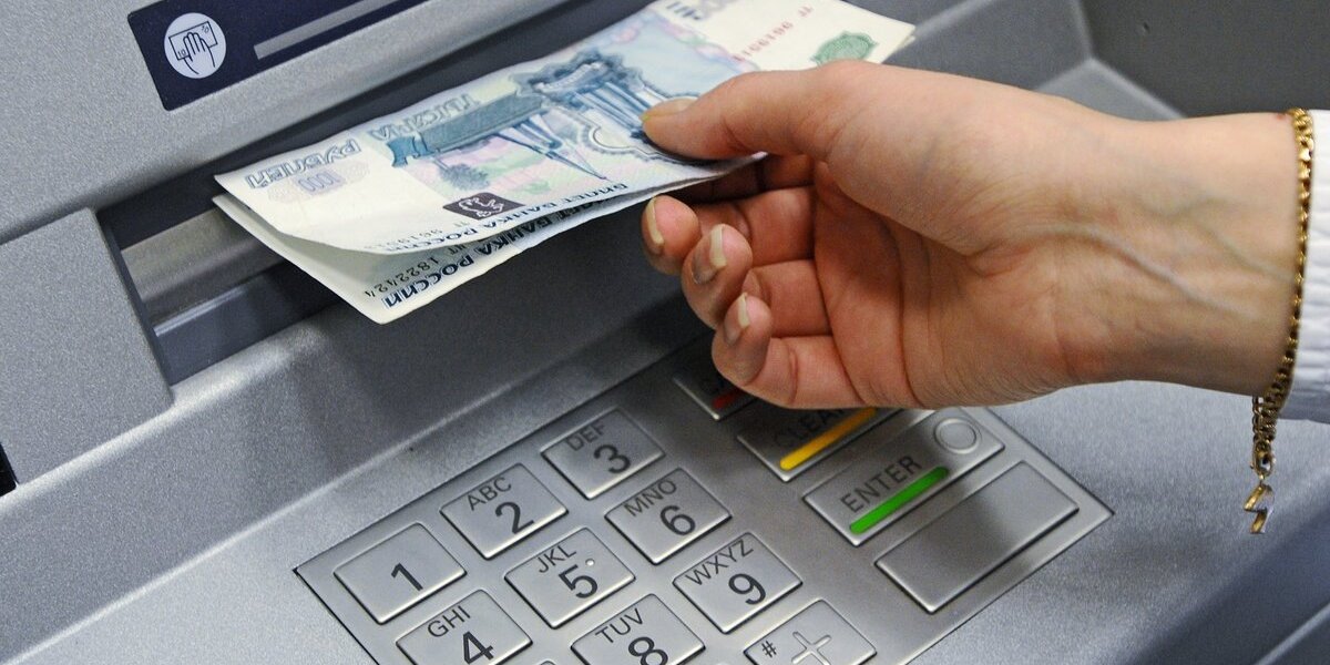 Россияне сталкиваются с трудностями при доступе к своим средствам в банках