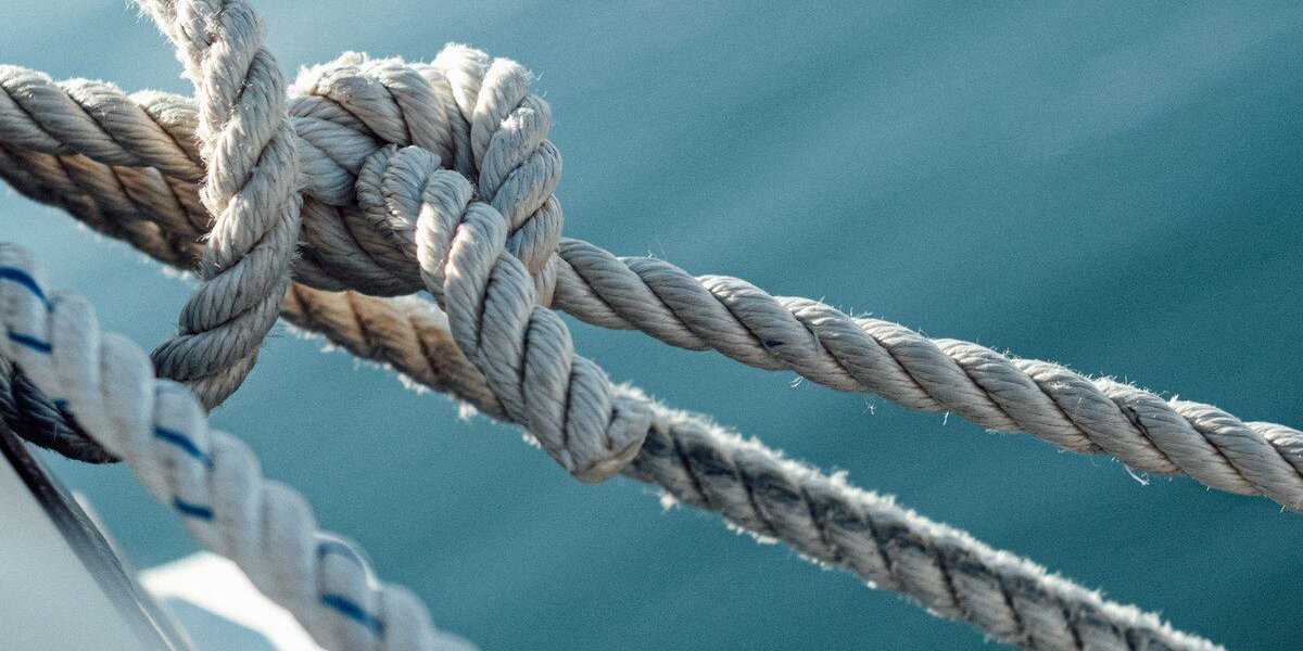 Адмирал Комоедов призвал решать проблему давления на танкеры РФ дипломатией