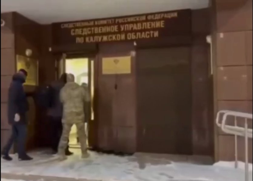 Стащили с постели под вопли. Подполковник пожалел о помощи мигрантам