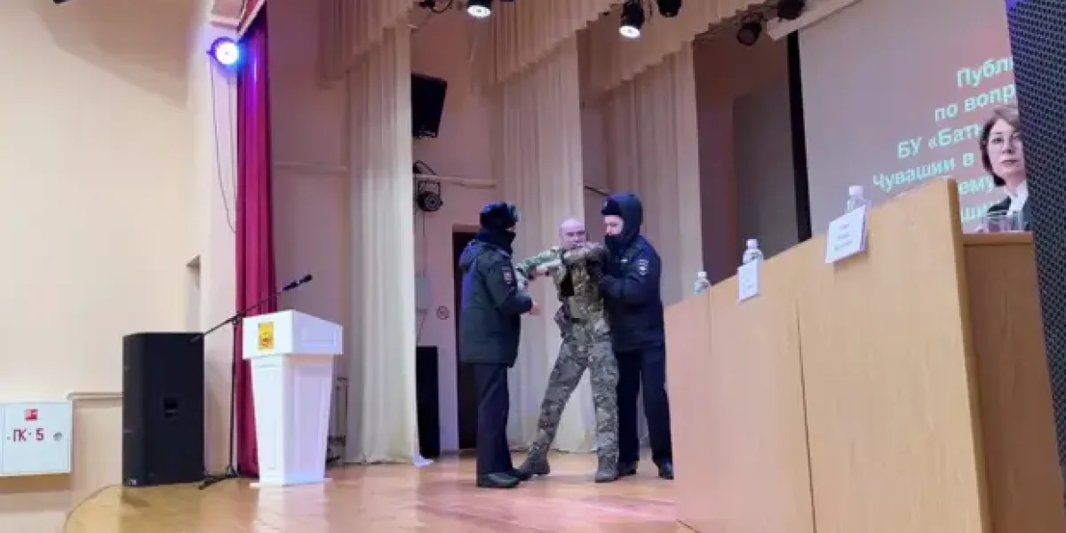 Люди выходят на трассу с обращением к Путину. А ветерана СВО, инвалида, власть с этим погнала с трибуны Люди выходят на трассу с обращением к Путину. А ветерана СВО, инвалида, власть с этим погнала с трибуны