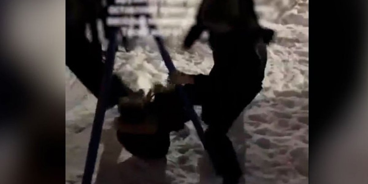 Десятки подростков в балаклавах беспричинно нападали на жителей Мытищ (ФОТО) Десятки подростков в балаклавах беспричинно нападали на жителей Мытищ (ФОТО)