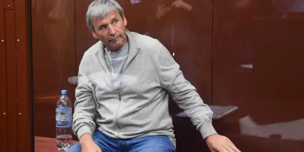 Пока бойцы тратились на мыло, он заработал миллиард на армейских гелях. А у детей главы "Военторга" теперь и бизнес есть Пока бойцы тратились на мыло, он заработал миллиард на армейских гелях. А у детей главы "Военторга" теперь и бизнес есть