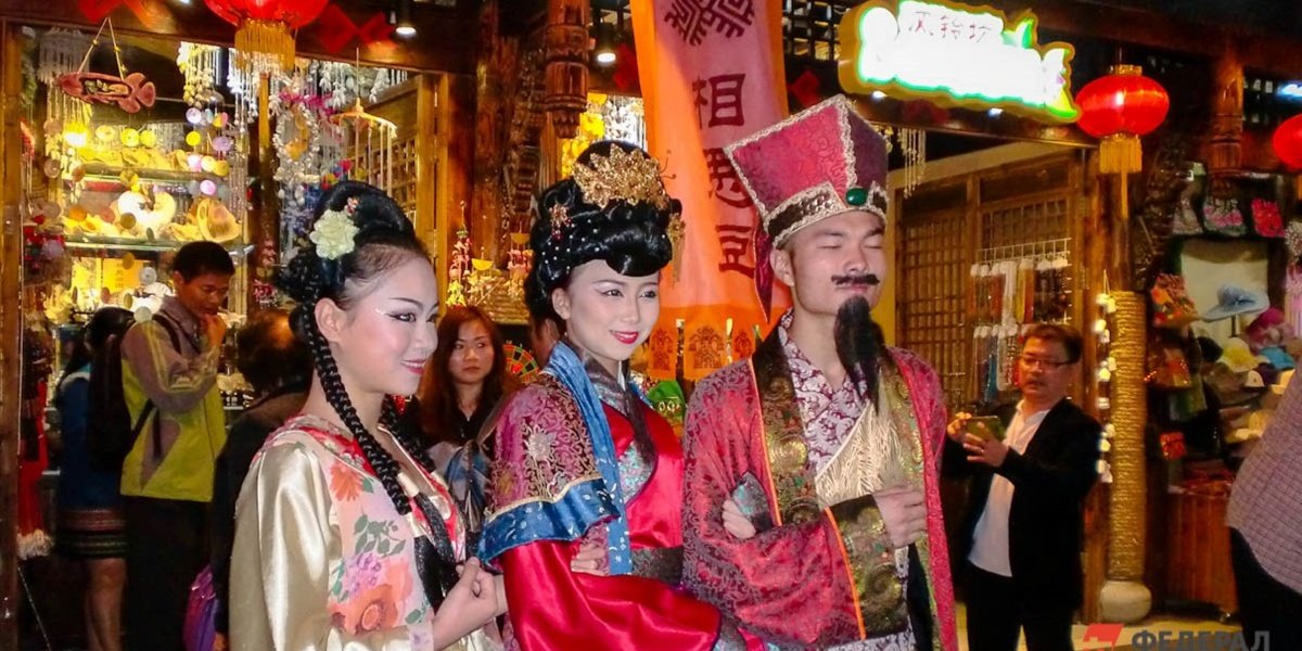 Запахи и продукты: туристы из Китая удивились «странной» обстановке в России