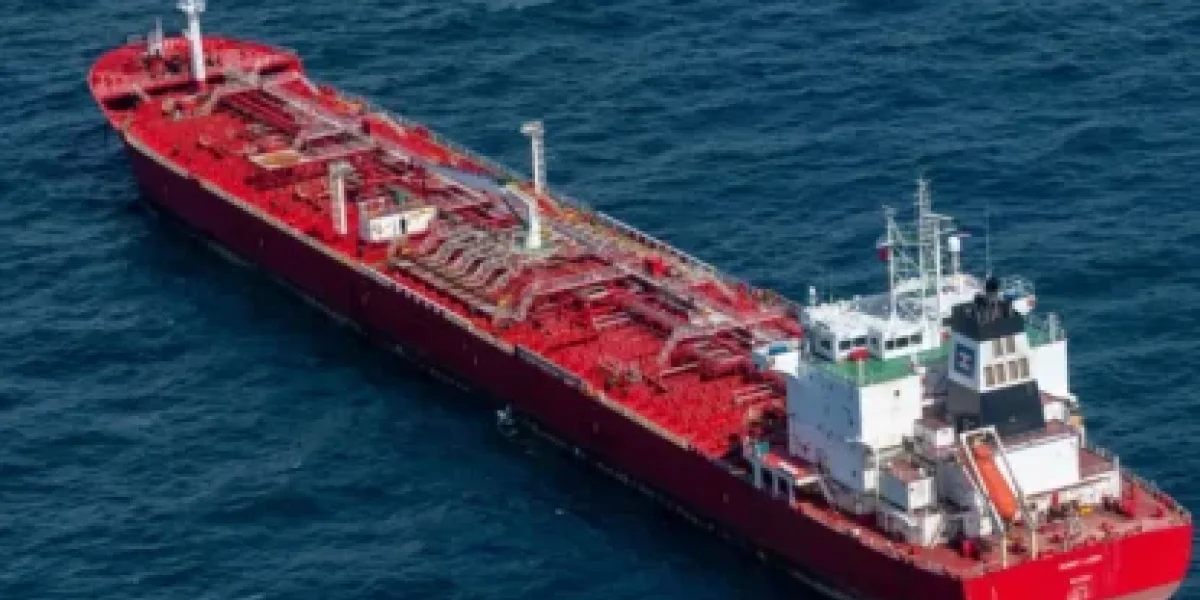 Иран спешно сгружает нефть в танкеры