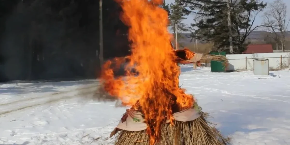Цена огненной традиции: россиянам напомнили о штрафах за сжигание чучела Масленицы