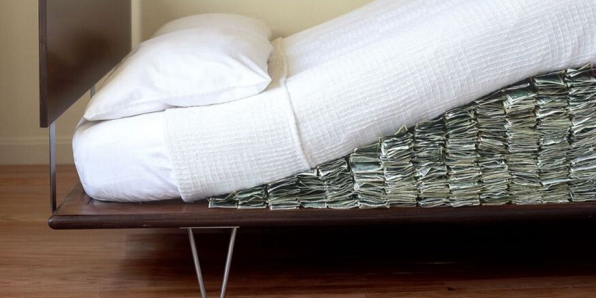 Половина годового бюджета России лежит под матрасом. Россияне предпочитают хранить деньги в наличке