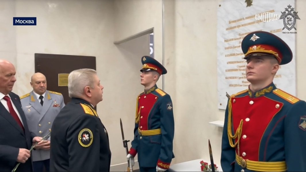 Камера засняла генерала Суровикина в Москве. Вернулся? "Армагедоныча очень не хватает"