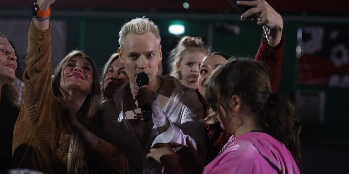 SHAMAN с микрофоном в штанах спел и ответил на вопросы хейтеров в Новосибирске - фото с концерта SHAMAN с микрофоном в штанах спел и ответил на вопросы хейтеров в Новосибирске - фото с концерта