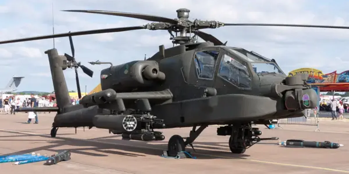 Войска НАТО с автоматами М-16 и вертолеты США Apache увидели на "Красной площади". Разместились за Спасской башней