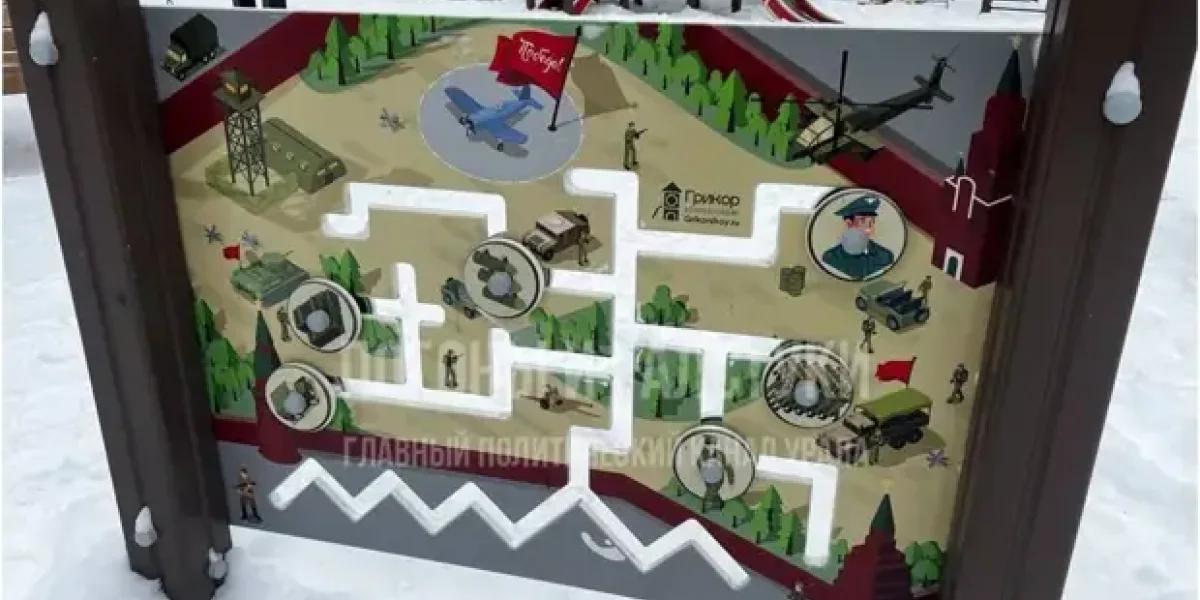 Войска НАТО с автоматами М-16 и вертолеты США Apache увидели на "Красной площади". Разместились за Спасской башней