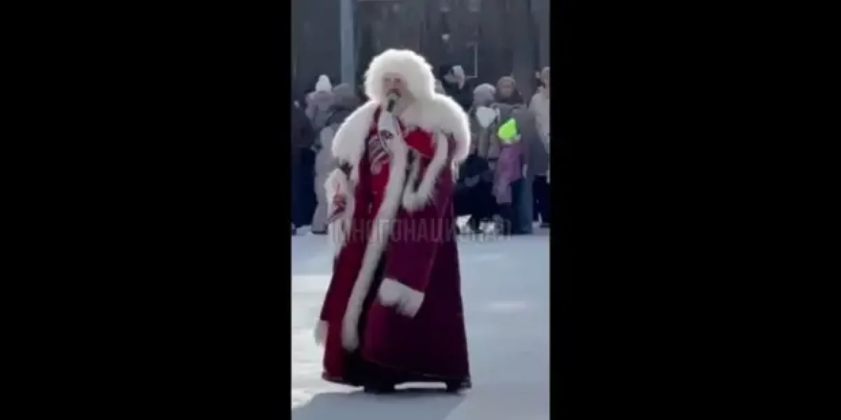 В Челябинске в шоке от Деда Мороза из Дагестана и его лезгинки. На недовольных организаторы заявили в полицию В Челябинске в шоке от Деда Мороза из Дагестана и его лезгинки. На недовольных организаторы заявили в полицию