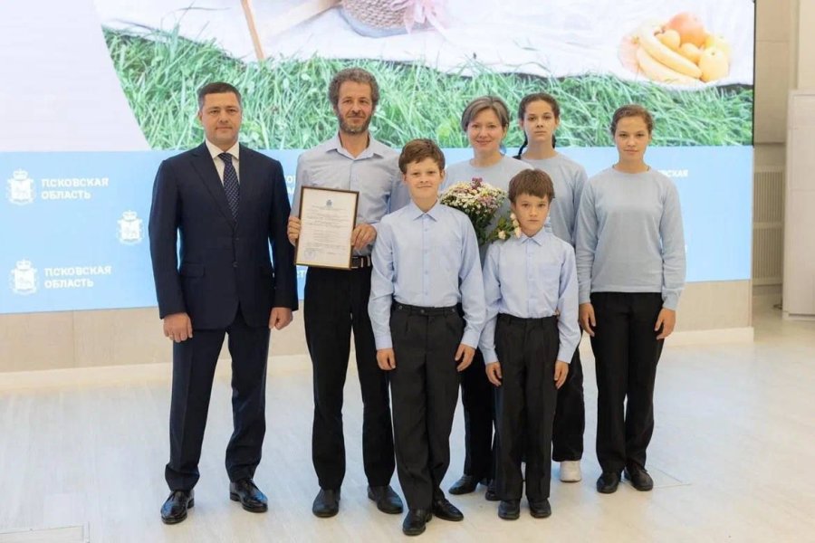 Он смог! Губернатор дал жилищные сертификаты добрым русским людям Он смог! Губернатор дал жилищные сертификаты добрым русским людям