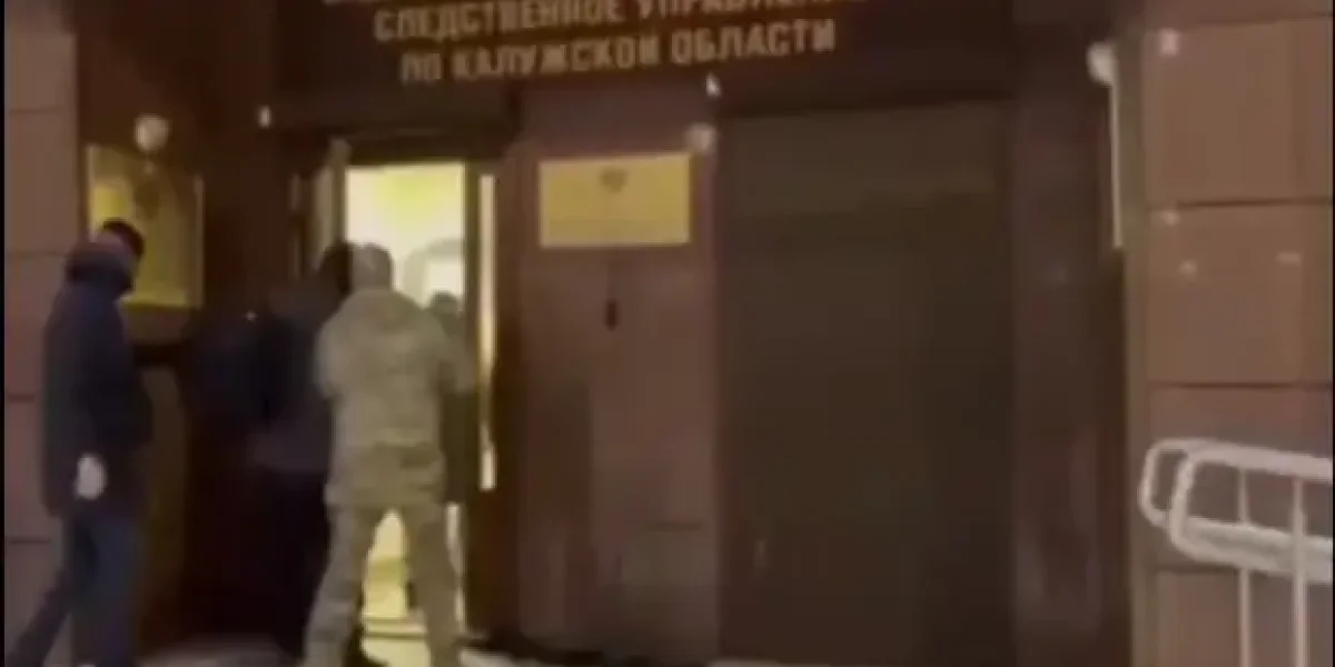 Под вопли "Вовочка, что случилось", ФСБ стащила полицейского Шипилова с постели и выволокла из розовой комнаты