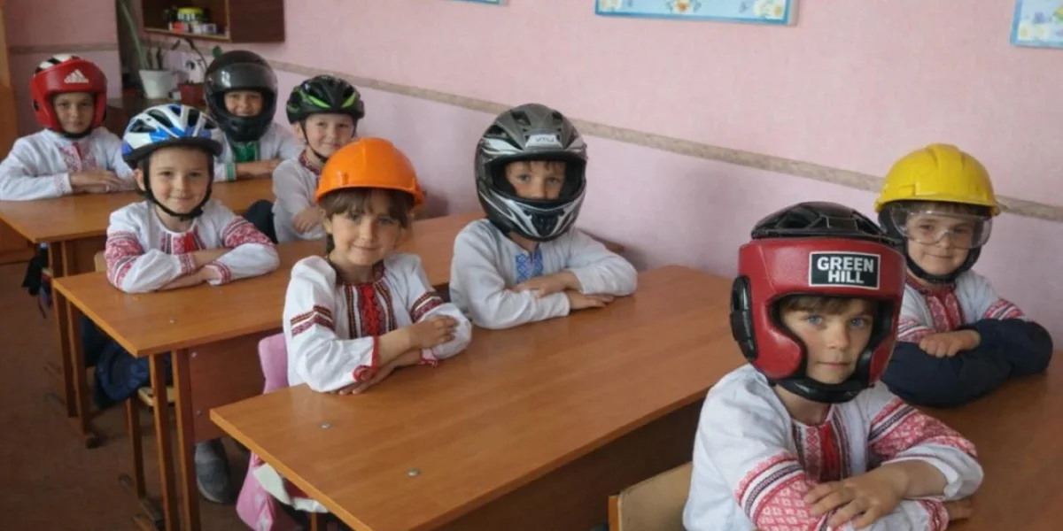 «Шлем памяти»: В украинской гимназии детей заставили три урока сидеть в касках в честь идиота со шлемом