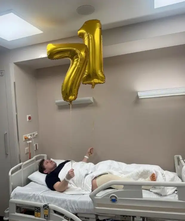 Гайдулян из "СашиТани" перенес операцию на ноге: "Придется на костылях ходить"