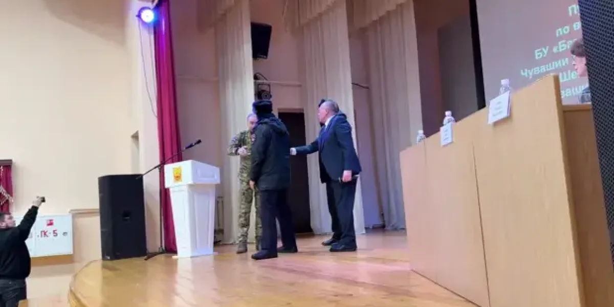 Люди выходят на трассу с обращением к Путину. А ветерана СВО, инвалида, власть с этим погнала с трибуны Люди выходят на трассу с обращением к Путину. А ветерана СВО, инвалида, власть с этим погнала с трибуны