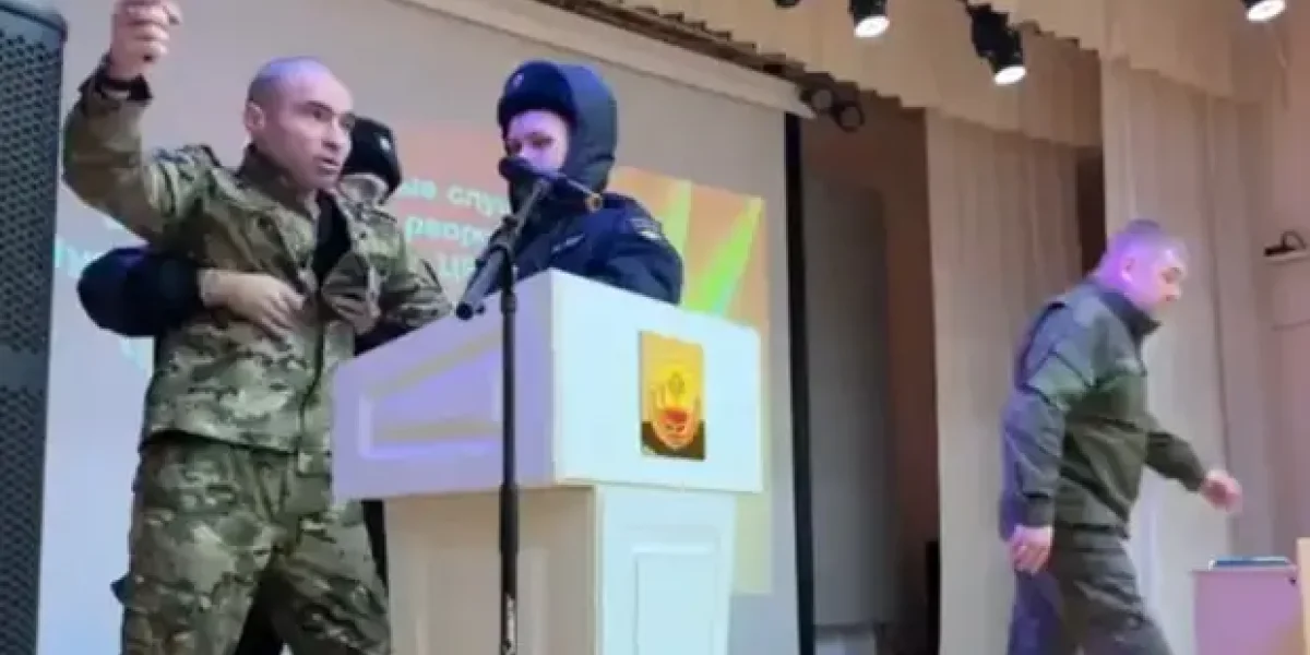 Люди выходят на трассу с обращением к Путину. А ветерана СВО, инвалида, власть с этим погнала с трибуны Люди выходят на трассу с обращением к Путину. А ветерана СВО, инвалида, власть с этим погнала с трибуны