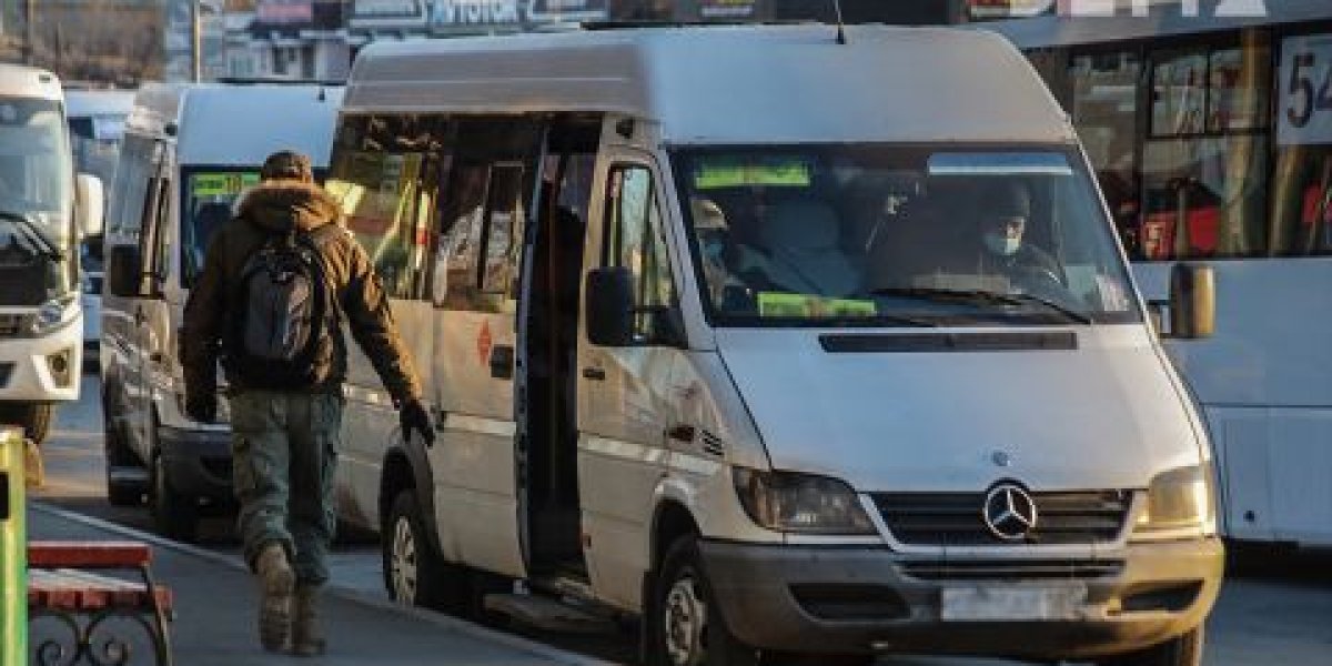 Конфликт водителя маршрутки с пассажиром-школьником расследует прокуратура Владивостока