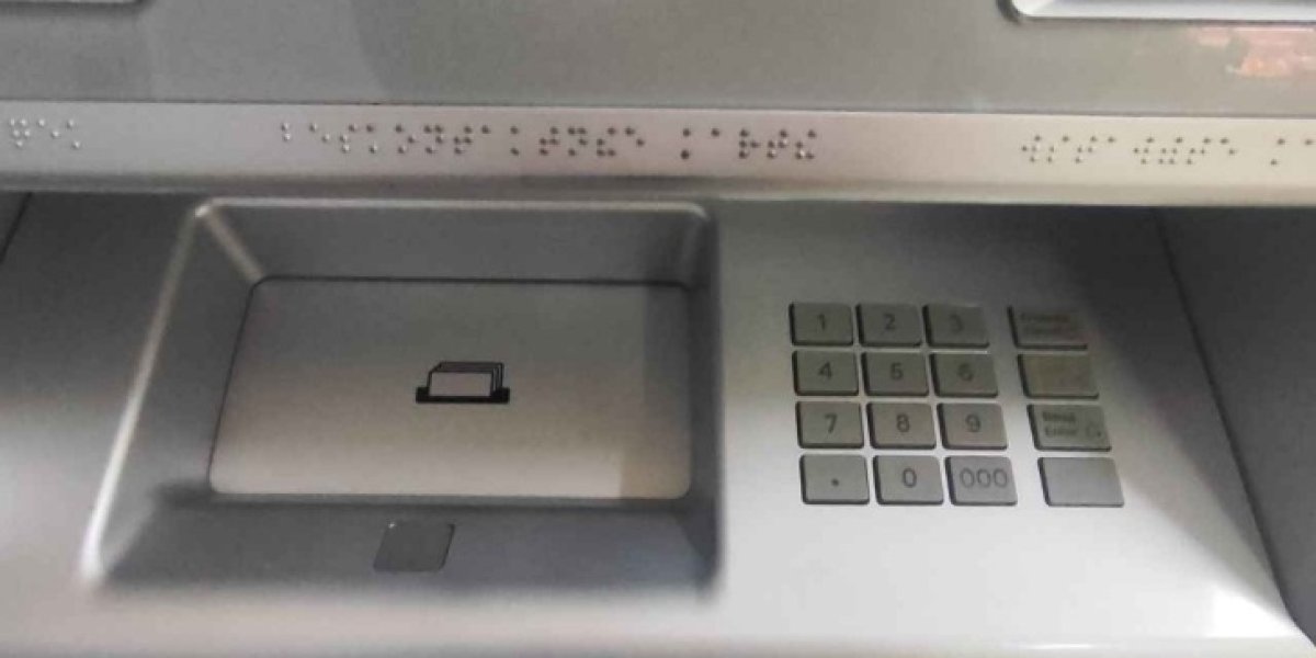 Сбербанк начал массово блокировать счета россиян вместе с пособиями и соцвыплатами