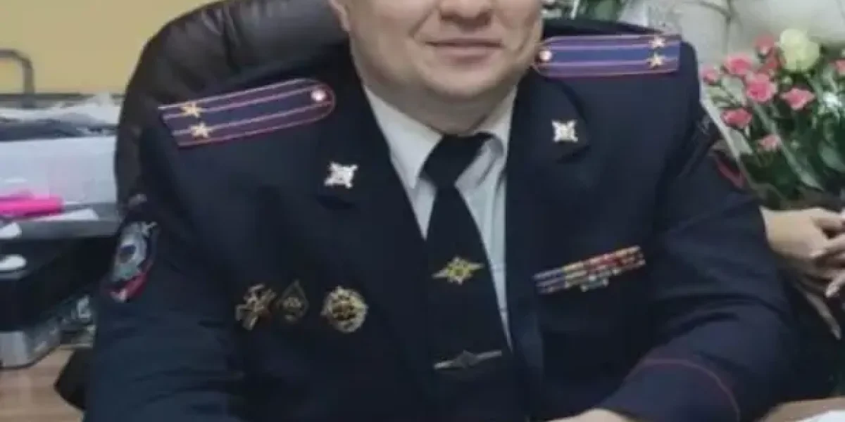 Под вопли "Вовочка, что случилось", ФСБ стащила полицейского Шипилова с постели и выволокла из розовой комнаты Под вопли "Вовочка, что случилось", ФСБ стащила полицейского Шипилова с постели и выволокла из розовой комнаты