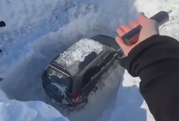 Российские реалии: от машины под сугробом до парада планет и мессенджера против мошенников