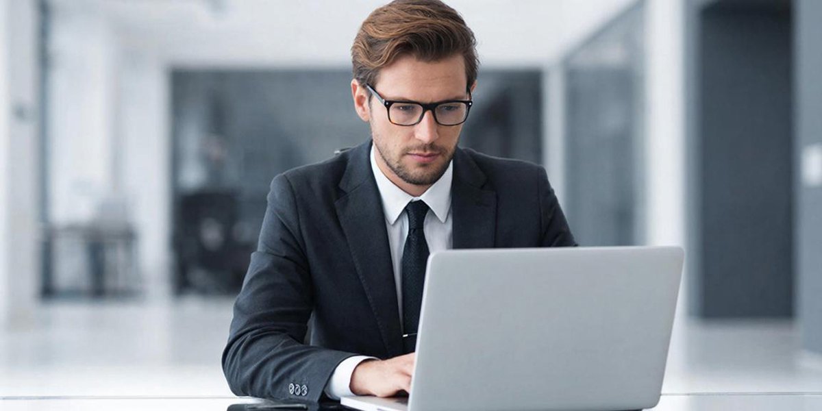 Стало известно, в каких отраслях россияне зарабатывают больше 100 тысяч рублей