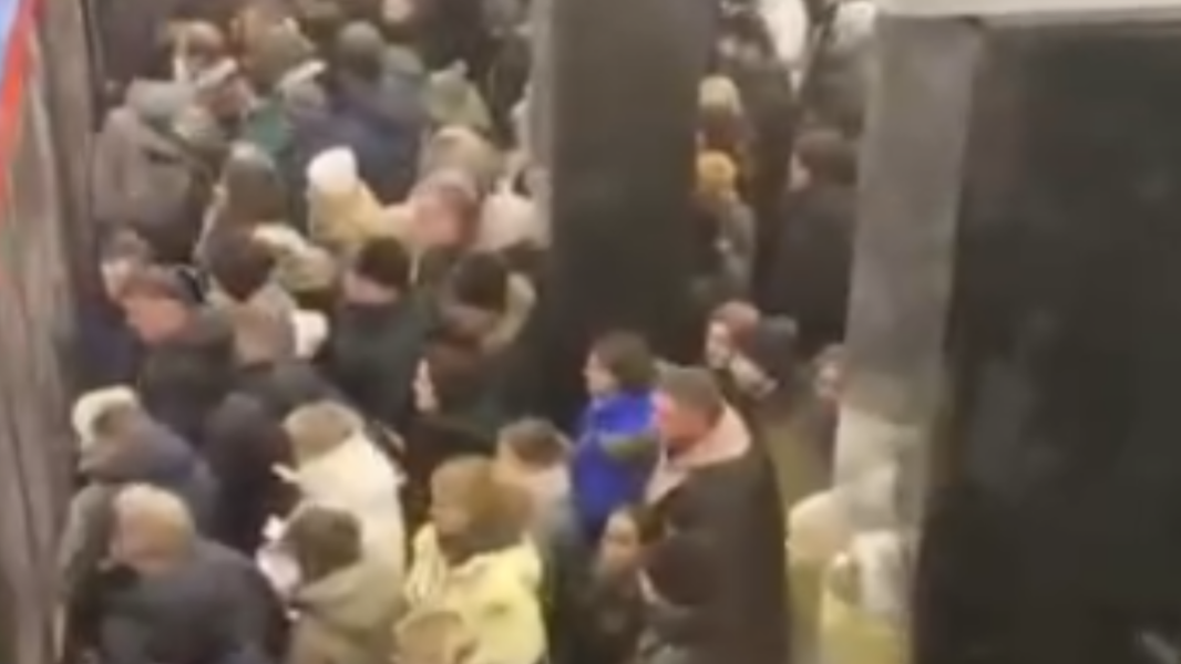 Парадокс рекордного снегопада: Зумеры счастливы, таксисты богатеют, а киноманы негодуют