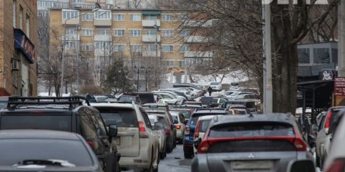 Попрошайка-мститель портит автомобили во Владивостоке - соцсети