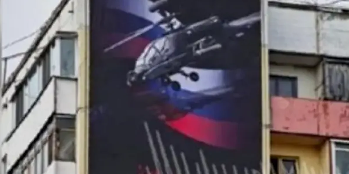 Войска НАТО с автоматами М-16 и вертолеты США Apache увидели на "Красной площади". Разместились за Спасской башней