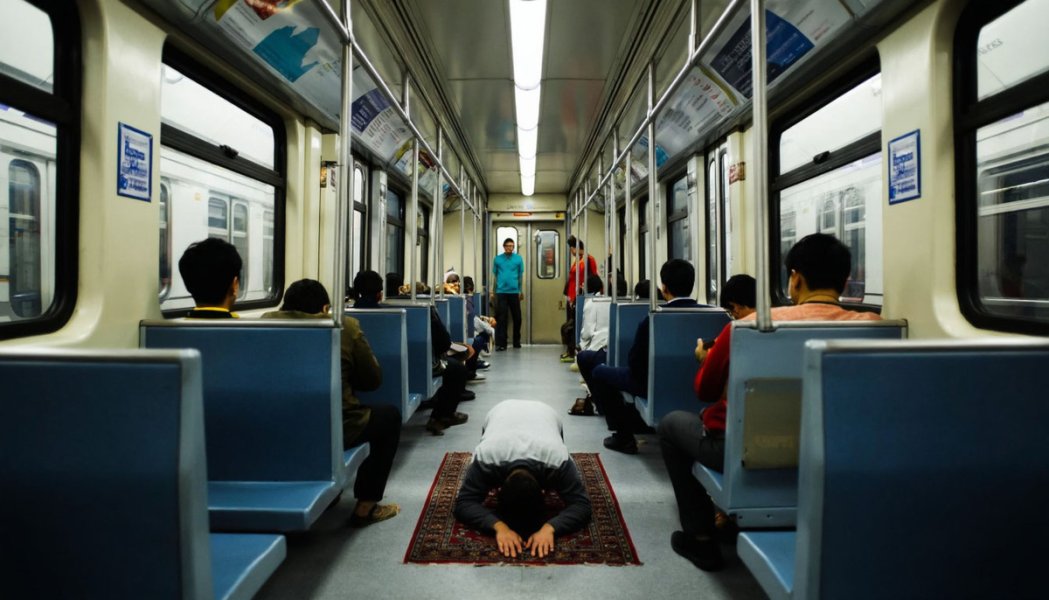 "Пока не помолюсь, не поеду". Намаз разрешил совершать повсюду? Муфтий в недоумении