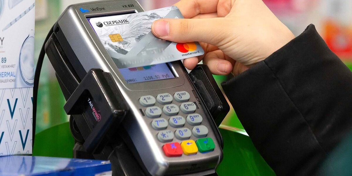 Почему в магазине с карты списывают больше, чем в чеке, и как вернуть свои деньги, объяснил финансист