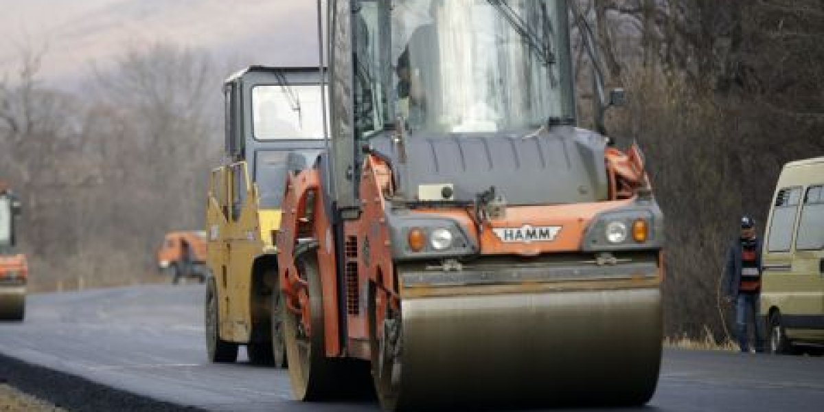 Провал на отремонтированной в прошлом году дороге разросся во Владивостоке Провал на отремонтированной в прошлом году дороге разросся во Владивостоке
