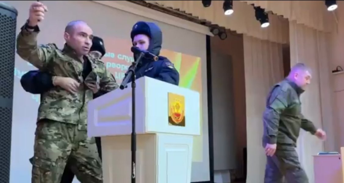 Люди выходят на трассу с обращением к Путину: Вот почему ветерана СВО погнали с трибуны