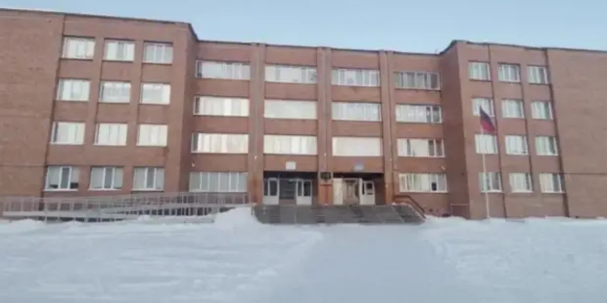 20 учителей школы Кодинска в знак протеста подали заявление на увольнение. "Скоро побегут все!"