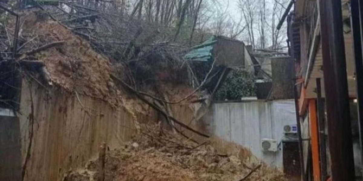 В Сочи сход оползня угрожает ЖК &laquo;Министерские озера&raquo;: грязь во дворах, власти молчат