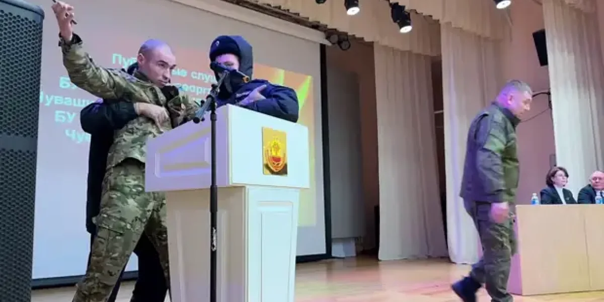 Люди выходят на трассу с обращением к Путину. А ветерана СВО, инвалида, власть с этим погнала с трибуны Люди выходят на трассу с обращением к Путину. А ветерана СВО, инвалида, власть с этим погнала с трибуны