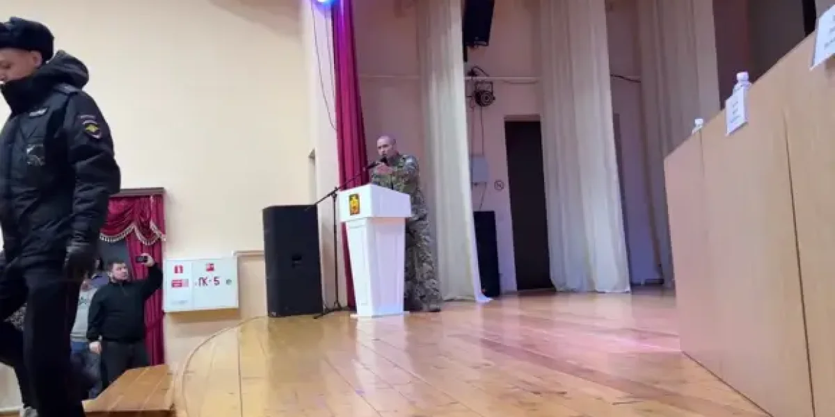 Люди выходят на трассу с обращением к Путину. А ветерана СВО, инвалида, власть с этим погнала с трибуны Люди выходят на трассу с обращением к Путину. А ветерана СВО, инвалида, власть с этим погнала с трибуны