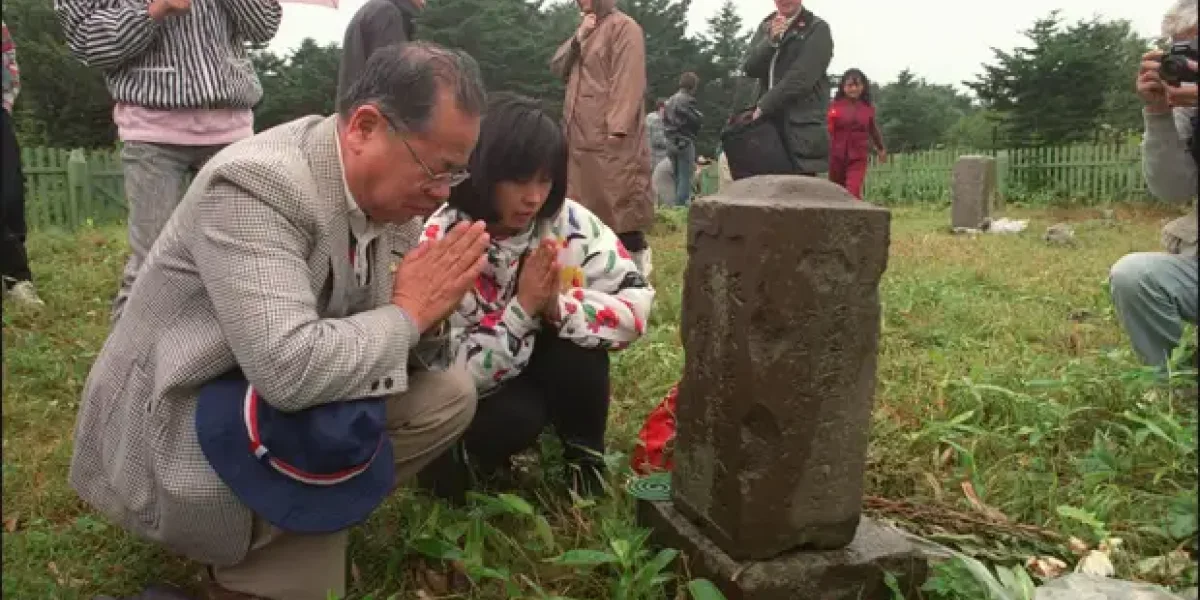 Какой коренной народ, похожий на нас, японцы истребили на Курилах
