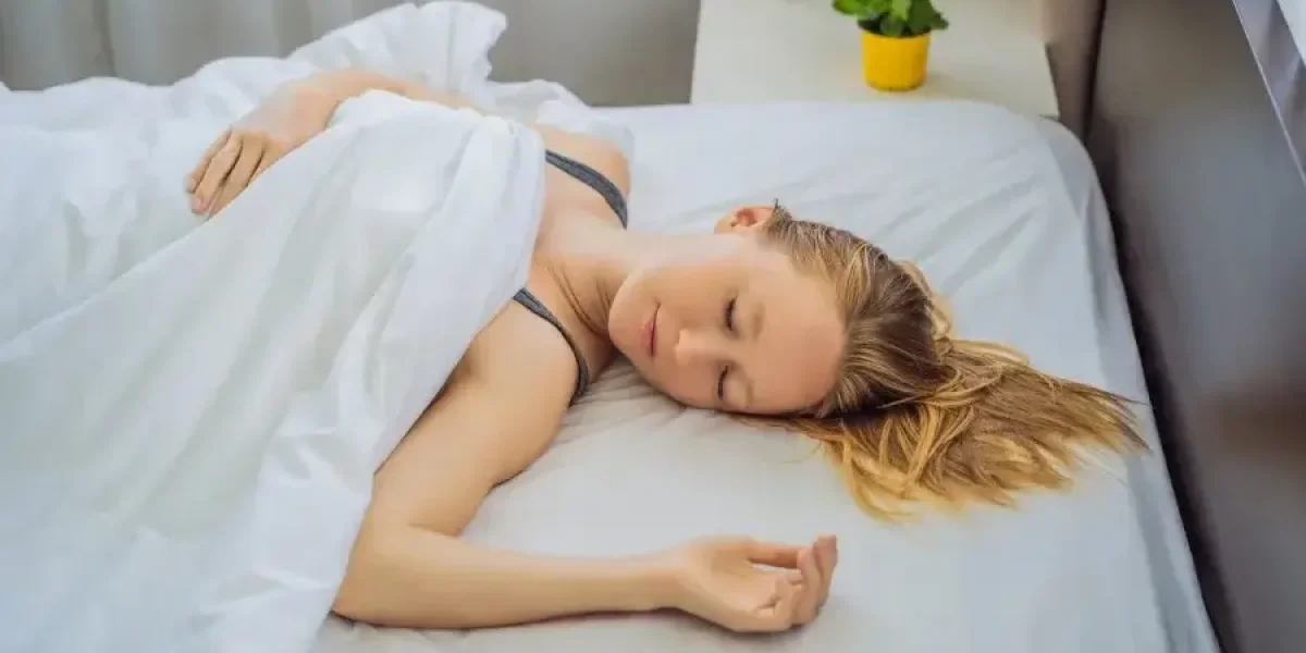 Сон без подушки может помочь глазам: учёные изучили влияние позы на внутриглазное давление