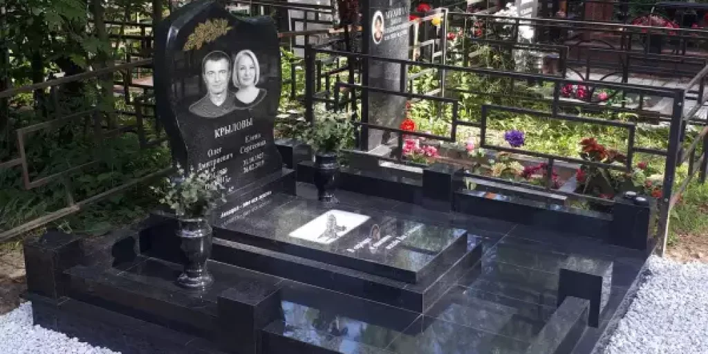 Москва: чёрный гранит для памятника &mdash; почему его выбирают и какие нюансы видны только &laquo;вживую&raquo;