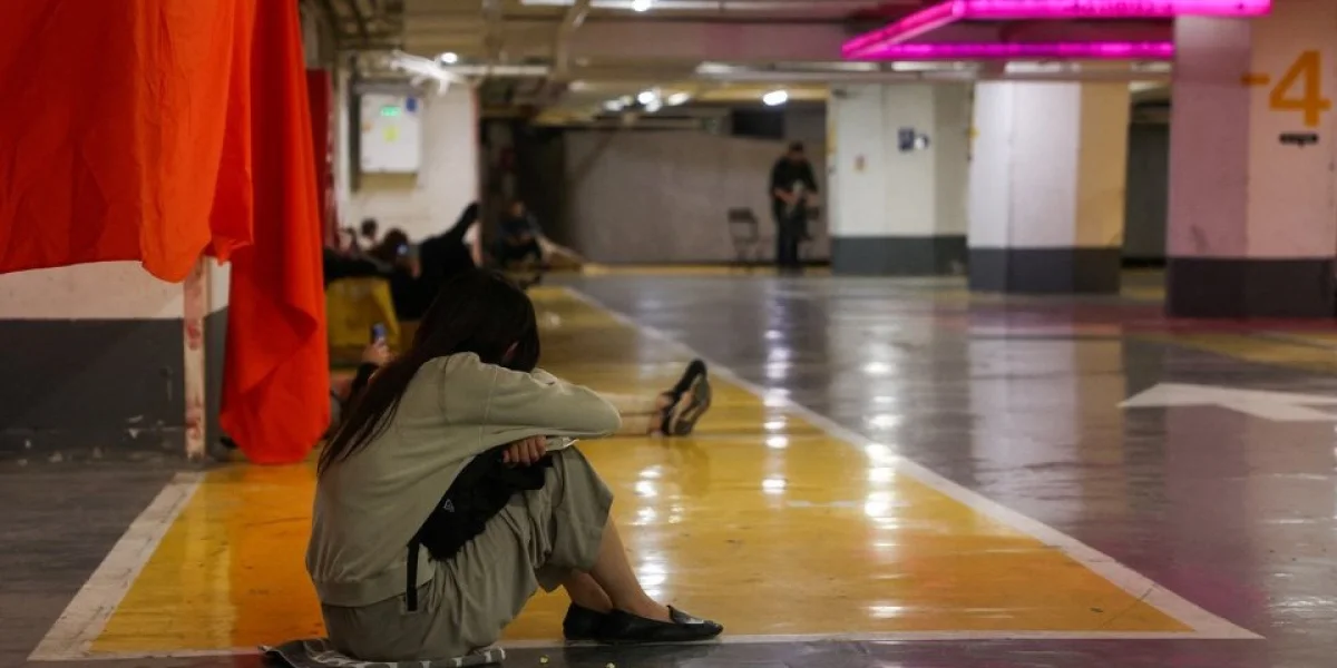 «Рай превратился в подземный ад»: тысячи российских туристов в Дубае ночуют на парковках и матрасах, пока ракеты рвутся над небоскрёбами «Рай превратился в подземный ад»: тысячи российских туристов в Дубае ночуют на парковках и матрасах, пока ракеты рвутся над небоскрёбами