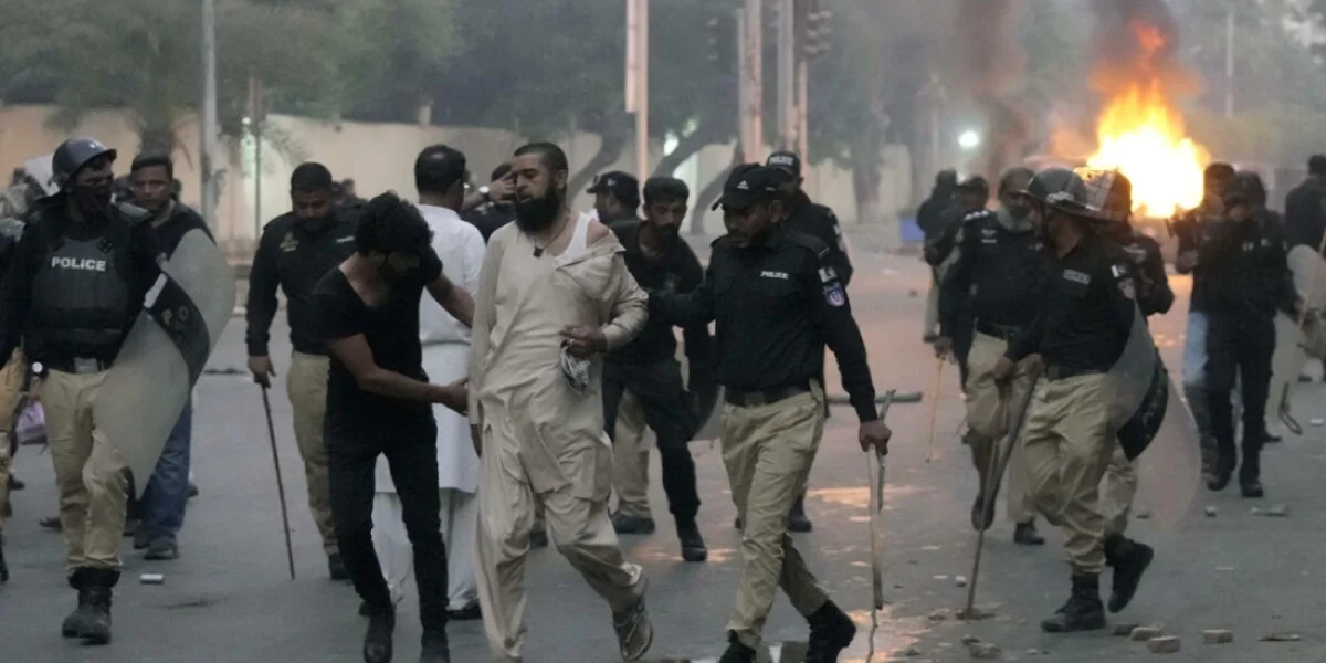 «Кровавый закат американской гегемонии»: в Пакистане сотни шиитов пошли на штурм консульства США — открыт огонь на поражение, погибли десятки «Кровавый закат американской гегемонии»: в Пакистане сотни шиитов пошли на штурм консульства США — открыт огонь на поражение, погибли десятки