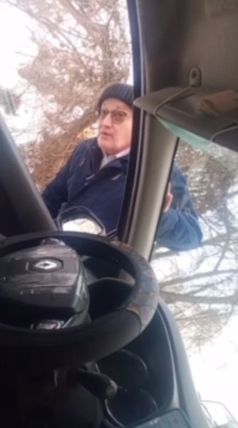 "Знаешь, кто я такой?" В ответ чиновник услышал слова, после которых сдал назад