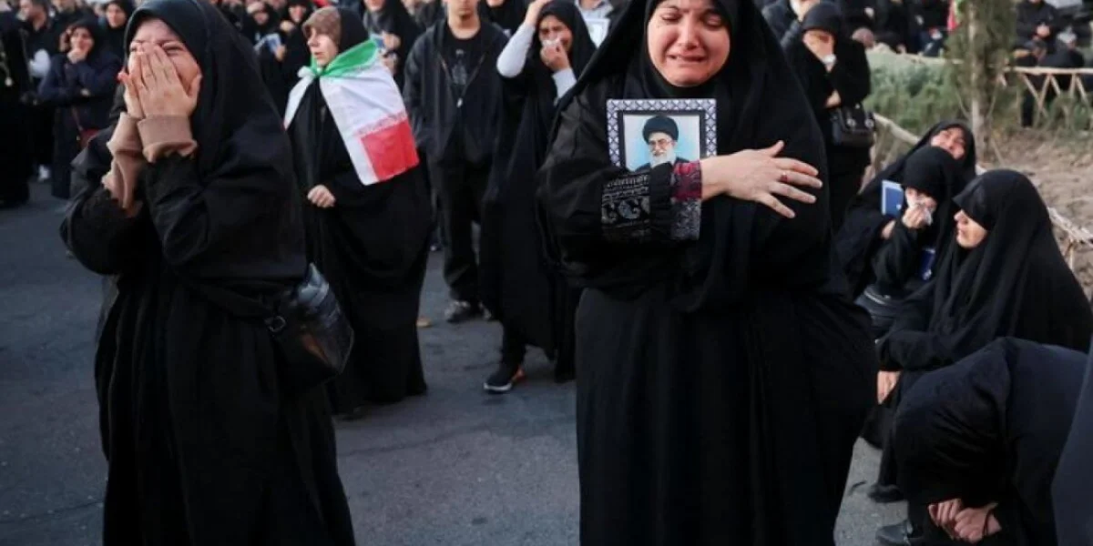 Черный флаг как предвестник бури: Иран оплакивает семью Хаменеи и готовит возмездие Черный флаг как предвестник бури: Иран оплакивает семью Хаменеи и готовит возмездие